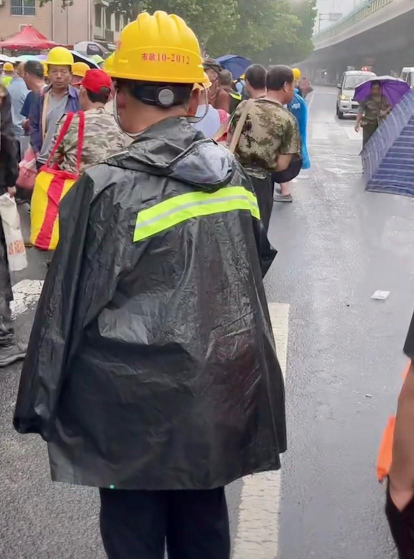 山东济南劳务市场小雨中的打工人
今天6月27日，凌晨五点多，济南下着淅淅沥沥的小