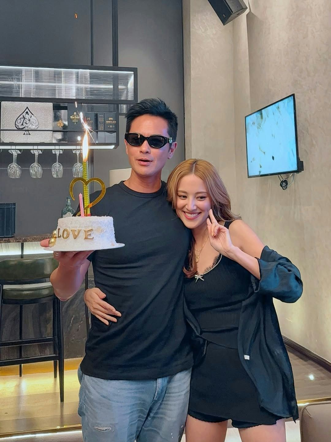 34岁陈凯琳在澳门出席活动，黑衣短裙扎着公主辫简直美翻天！旁边男路人直接看傻眼，