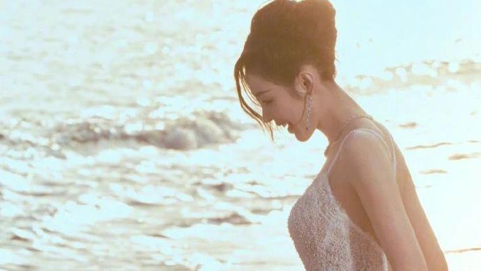 张天爱一袭白色蕾丝半透明连衣裙，曼妙身姿尽显