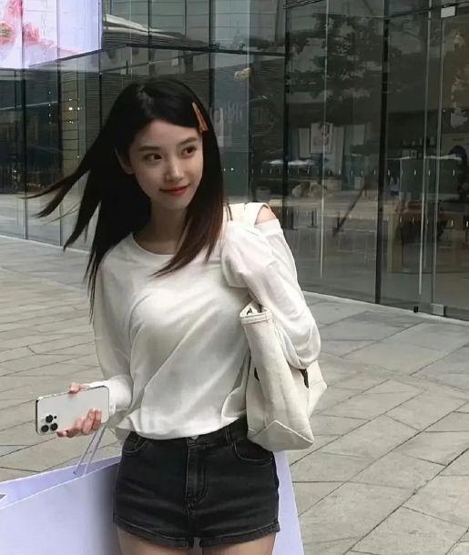 网红半藏森林的照片，长得确实是非常漂亮，清纯甜美，怪不得在互联网上热度很高