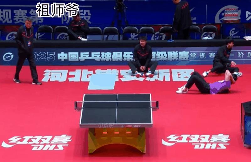 祖师爷蹲下来和大头聊天！
大头和队友一起在场内热身，祖师爷走过来蹲在了旁边和他聊
