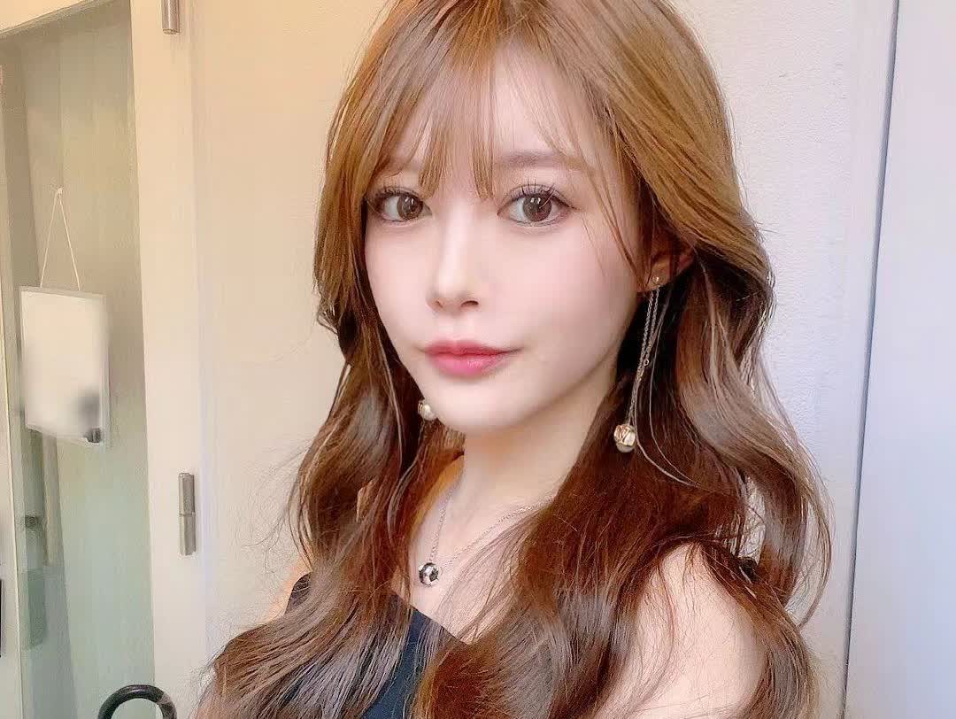 28岁相泽南结婚后会选择当全职家庭主妇吗？
日本女星相泽南，人生饱经起伏，如今