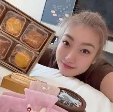 李梦晒照庆祝中秋佳节。她配文写道：中秋团圆节，天涯共此时……祝大家中秋快乐！
广