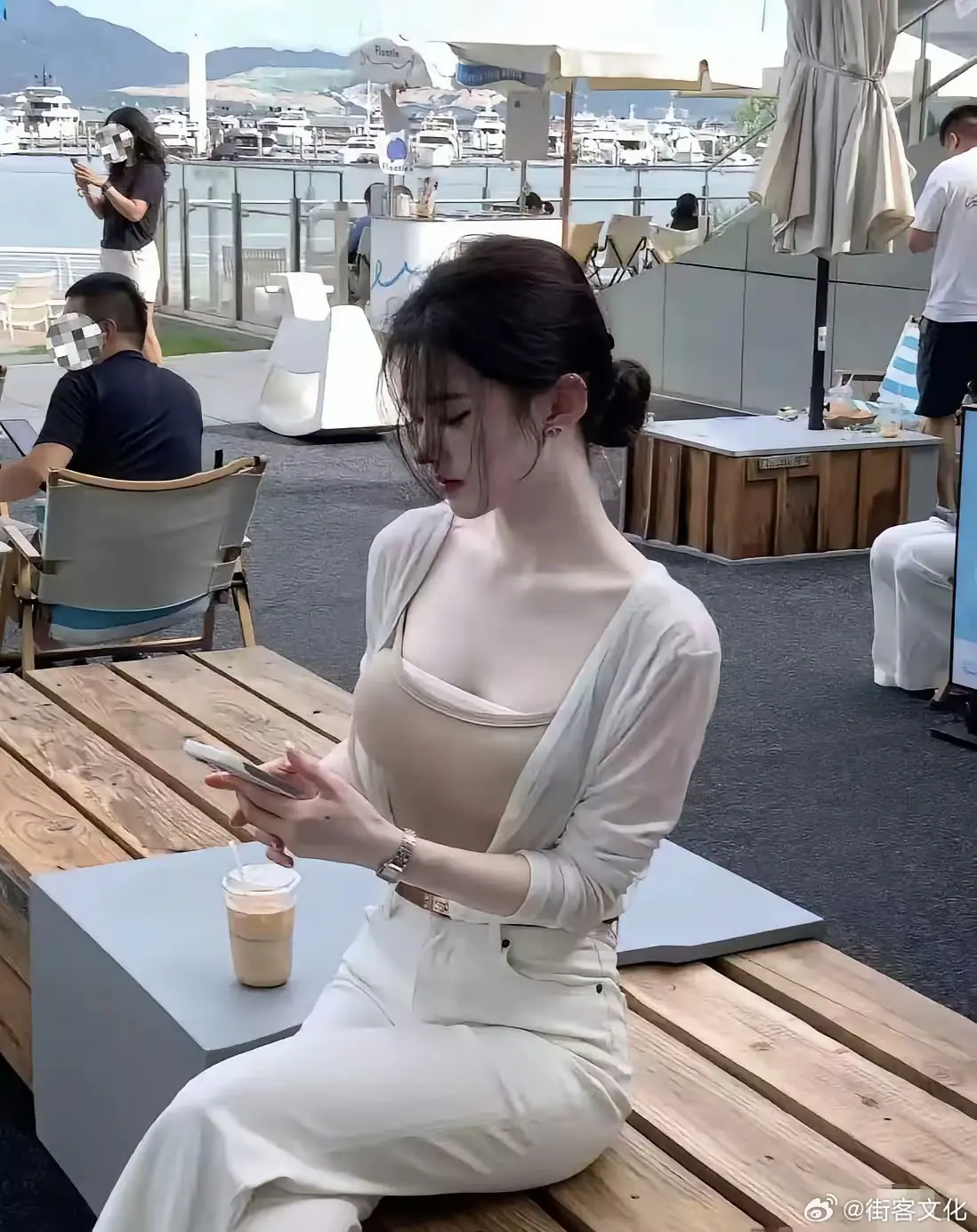 喝咖啡看到的漂亮女生，这种没有男人不喜欢吧！ ​