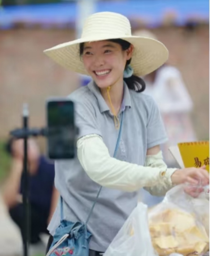 李福贵这个小姑娘，
根本经不起查。
一查就发现了她真的是个特别纯粹的人。
我关注