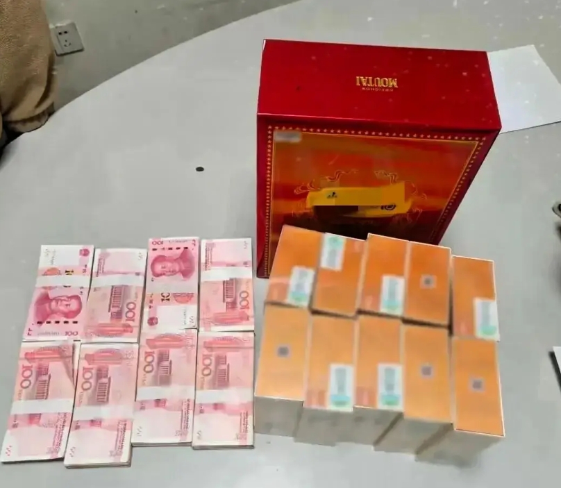浙江，14岁女孩一拆开快递，竟发现80000元现金，瞬间惊呆，以为快递发错了，可
