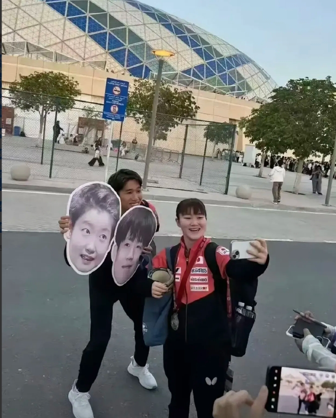 这世界终于癫成了我喜欢的样子 
咱就是说主打一个 
打不过就加入
里面两个大活人