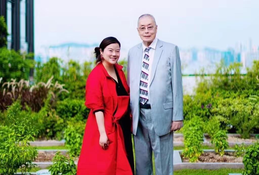 2017年，78岁的刘诗昆迎娶41岁的学生孙颖。记者问他:“外界这么不看好你们，