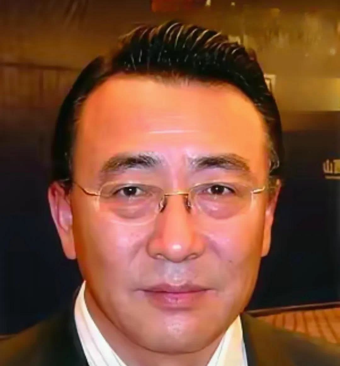 这是巴图的舅舅，宋丹丹的大哥宋北杉。常言外甥肖舅，放在巴图和他舅舅身上还真挺贴切