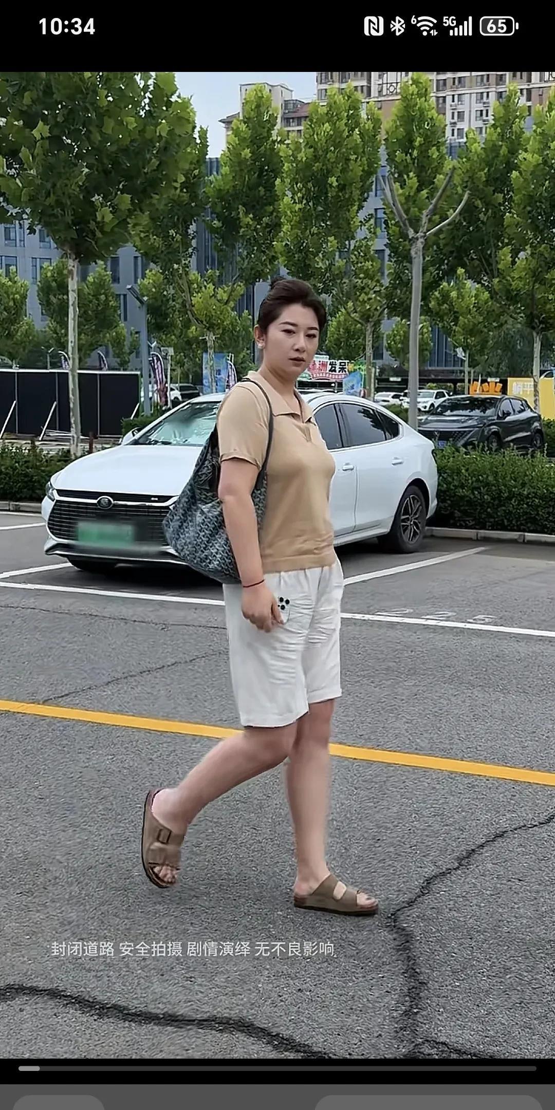 女子看到一男子正在开自己的车门:“哎，哥们儿需要帮忙吗？”男子说:“别管闲事啊，