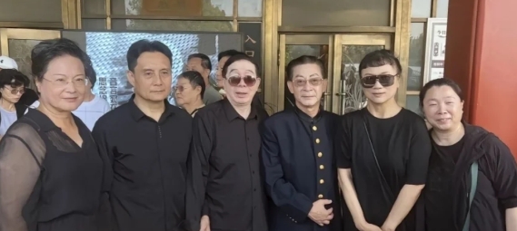 演员朱龙广遗体追悼现场，六小龄童被争抢合影。