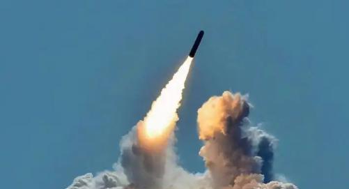 美国不敢打朝鲜，可不是因为心善。朝鲜和伊朗不同，朝鲜是真有核武器，还研发出能打到