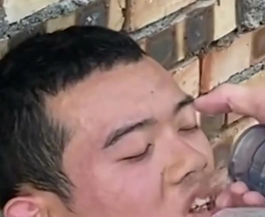 消防员灭火后中暑倒地，队友用桶装水浇头降温，有些人的评论真是丧尽天良，有说浪费水