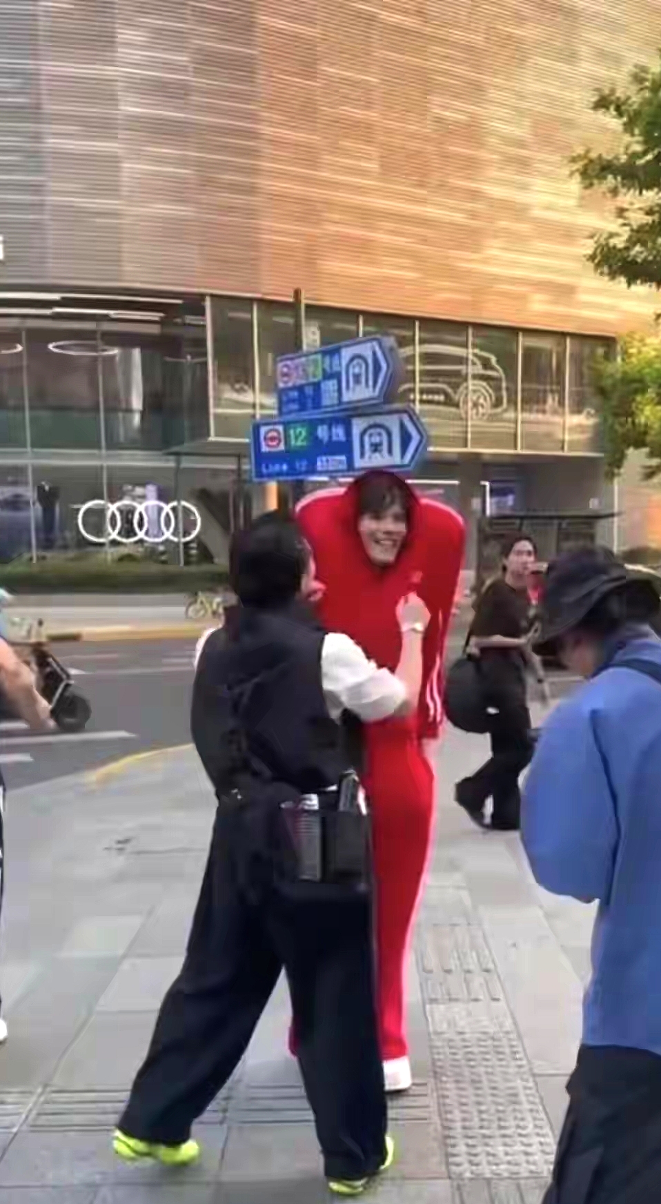 41岁向佐现身上海街头，打扮怪异，搞抽象行为艺术，越来越疯了