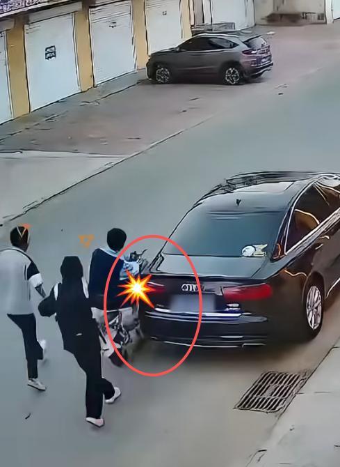 上央视新闻了！黑龙江，3个男孩骑车不慎刮蹭路边车辆，主动找车主坦承错误并道歉，车