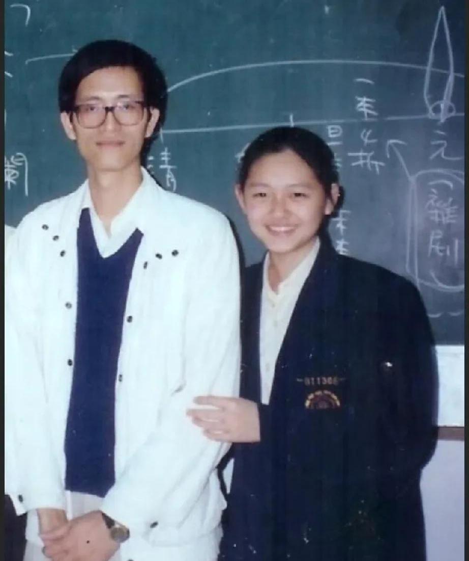 大S学生时期旧照曝光！
原来她还有这样一段鲜为人知的经历！
近日，一张泛黄的师生