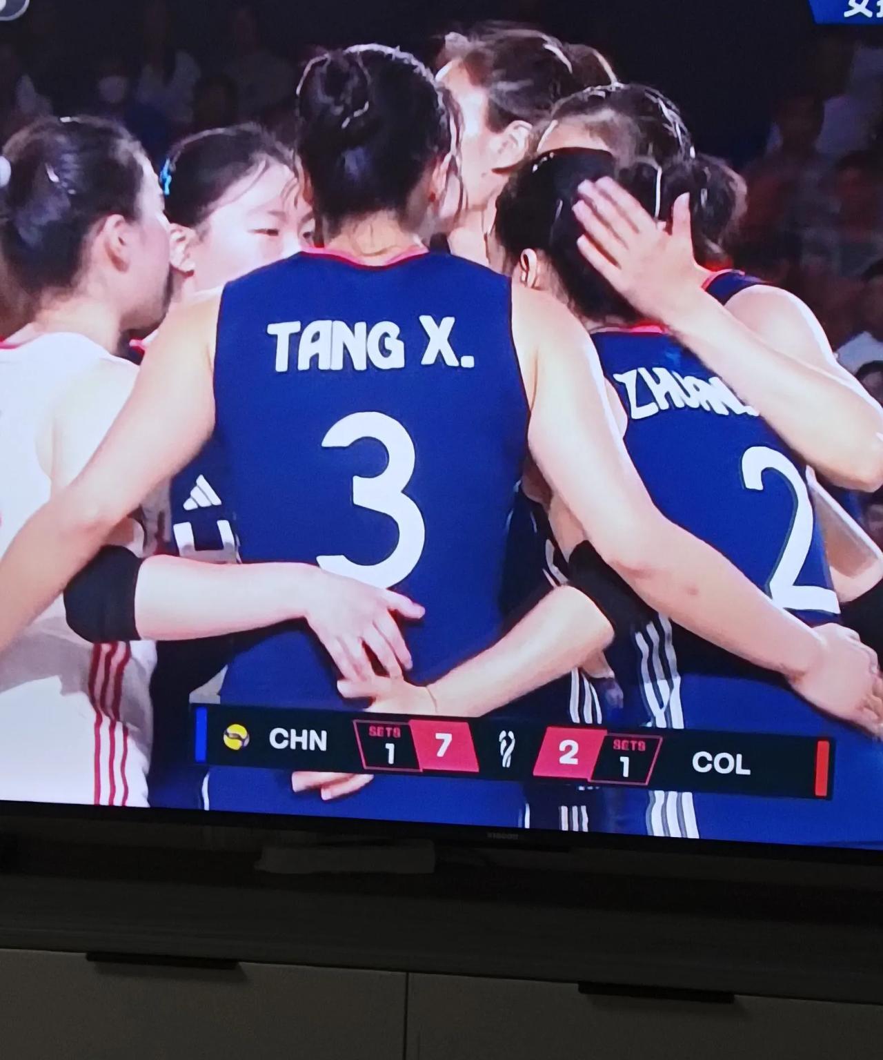中国女排3:1战胜哥伦比亚，取得小组两连胜。
过山车的第一局，中国5:0，立马哥