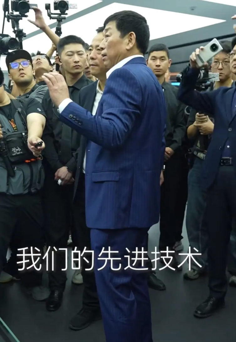 魏建军：“我们技术先进 ，什么时候都不亏电！

今天魏建军突击检查了长城的展馆，