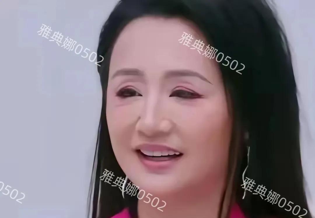 我记得曹颖年轻的时候也是个大美女，怎么老了感觉面相都变了。
特别是她的眼睛，感觉