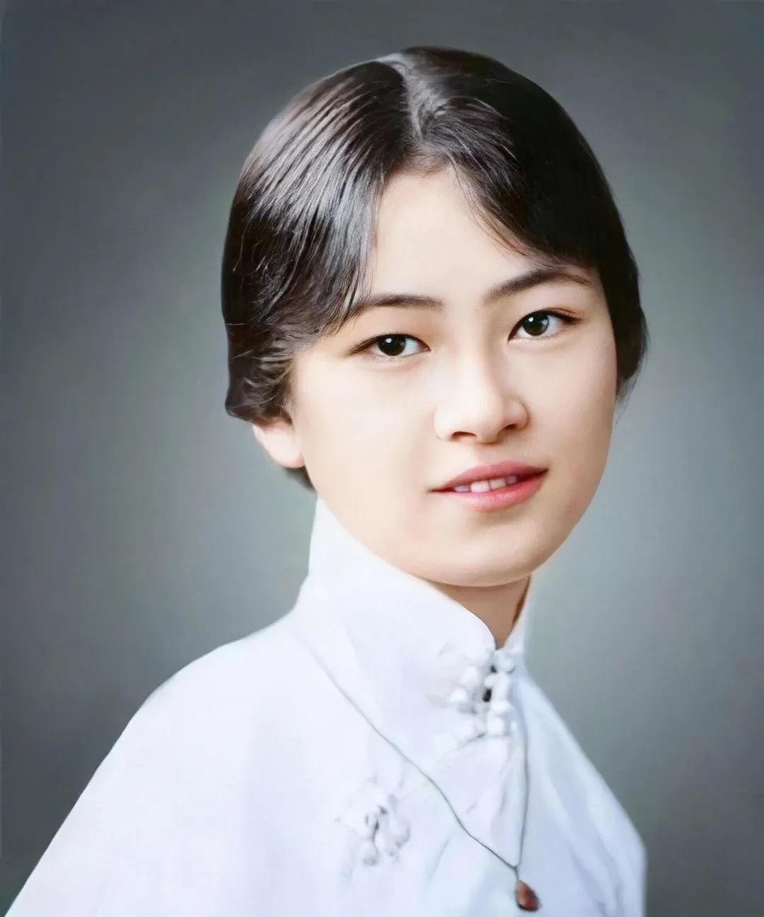 林徽因先生最经典也最常见的一张照片。
林徽因是中国近现代著名的建筑学家，又是有名