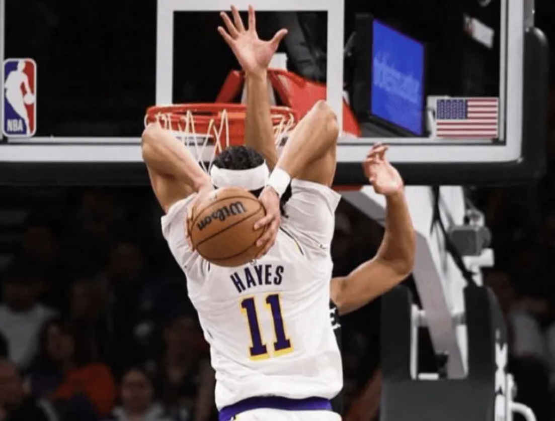 湖人主场对阵凯尔特人的比赛正在进行当中。
据湖人官方消息，贾克森-海斯因右脚踝伤