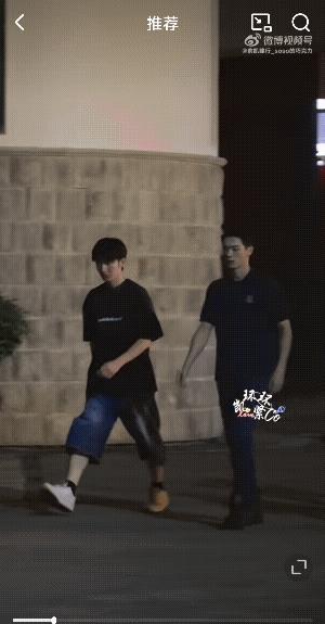 体制内大帅哥迎面走过来啦！你心动吗？
穿着蓝色制服的许凯身材板正，面容冷俊，有一