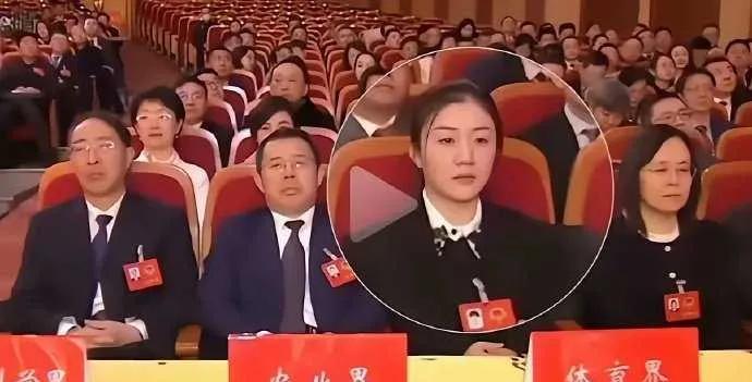 陈梦简直绝了，现身青岛市委员会会议，体育界代表稳坐第一排，直接从体育频道“跨”到