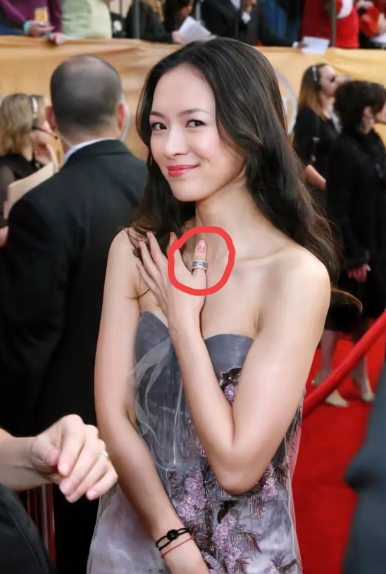 章子怡大拇指上戴的这枚戒指是什么意思？看起来也不是钻石的，也不是黄金，看着普普通