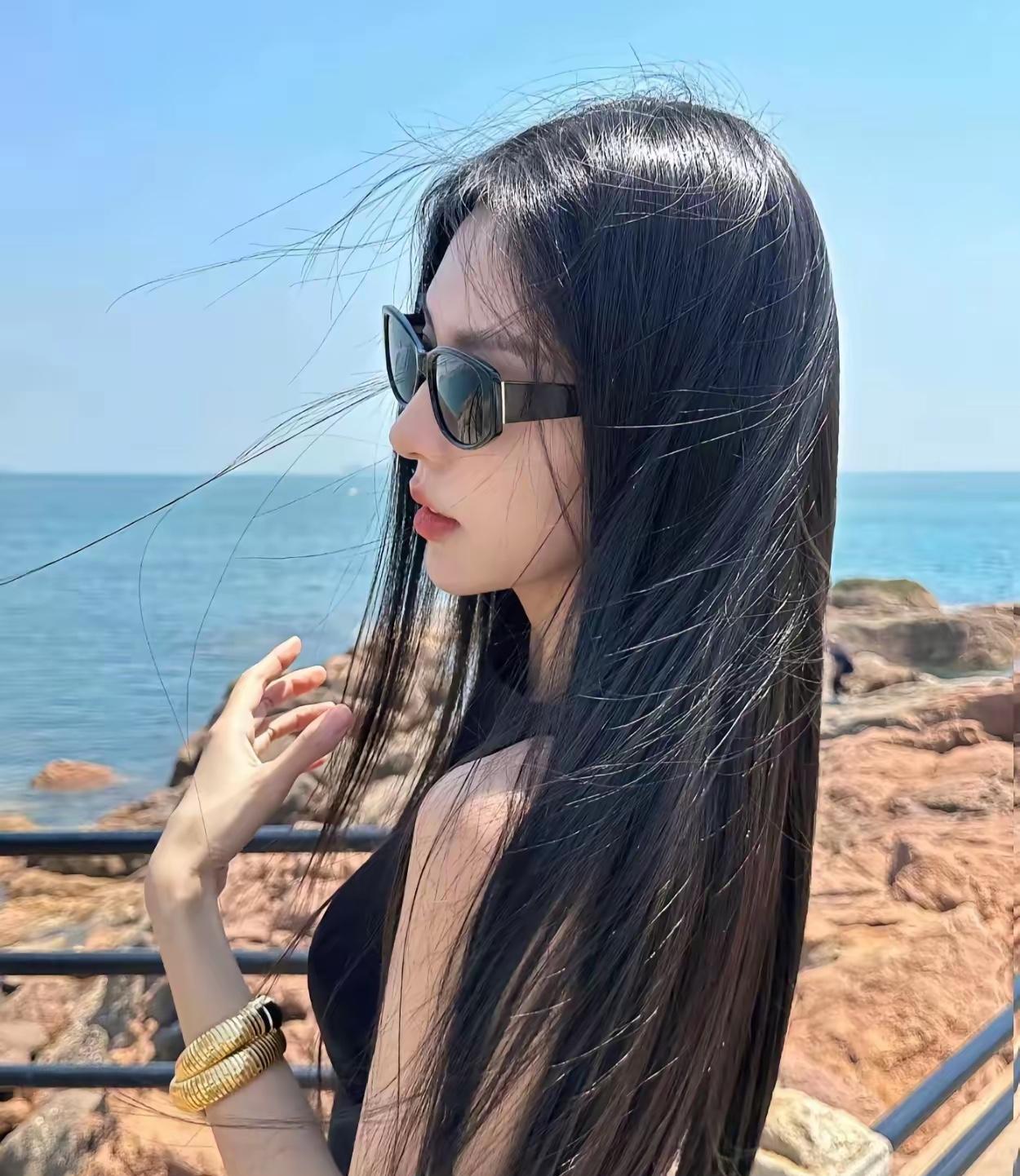 不知道大家在生活中有没有见到过这样子的女人：
1.明明结了婚，还经常和异性保持比