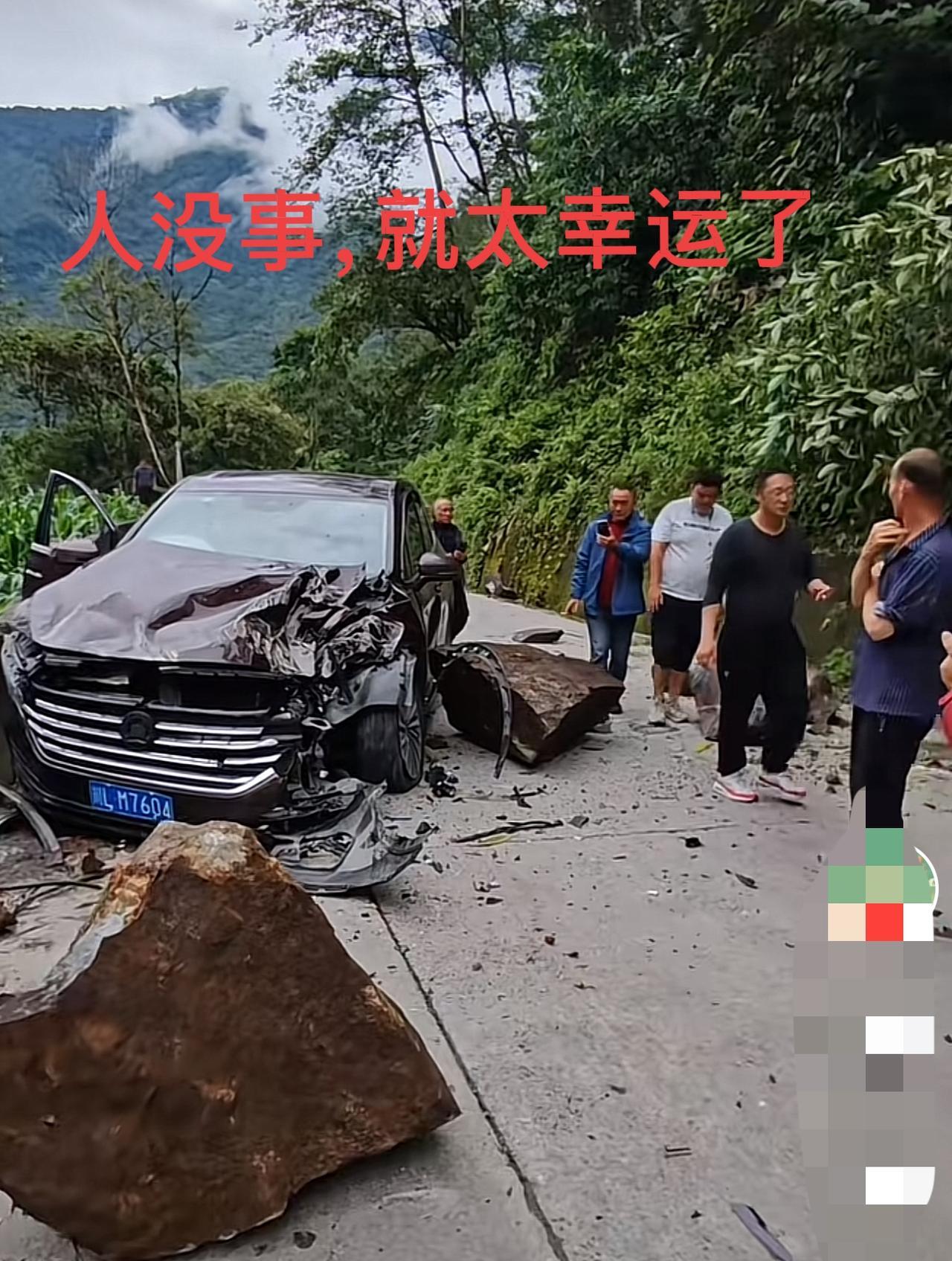 永远不知道明天和意外哪个先来！但安全出行，必须重视！
这两天，旅游路上发生了不少