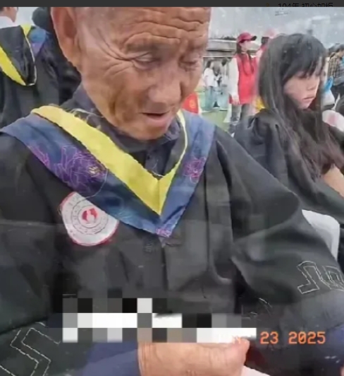 泪目了，贵阳，一男生大学毕业，却把70岁的农村老父亲“骗”来参加他的毕业典礼，他