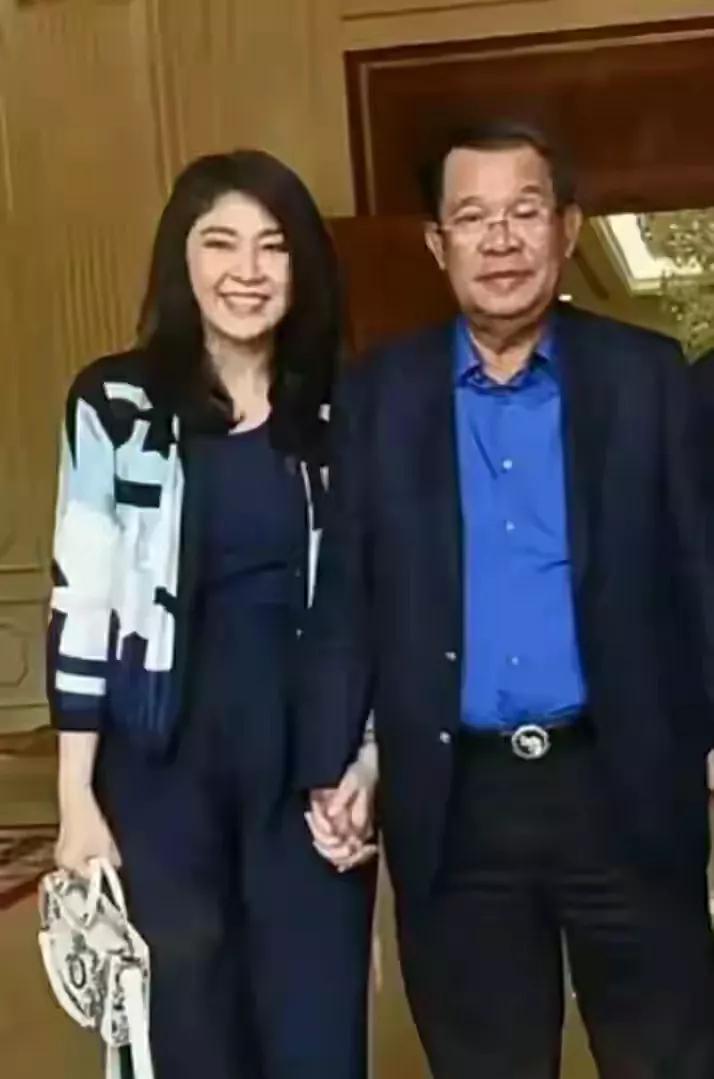 看看，洪森跟英拉十指紧扣，美死洪森了。奥巴马做不到的事情，洪森做到了。
其实这是