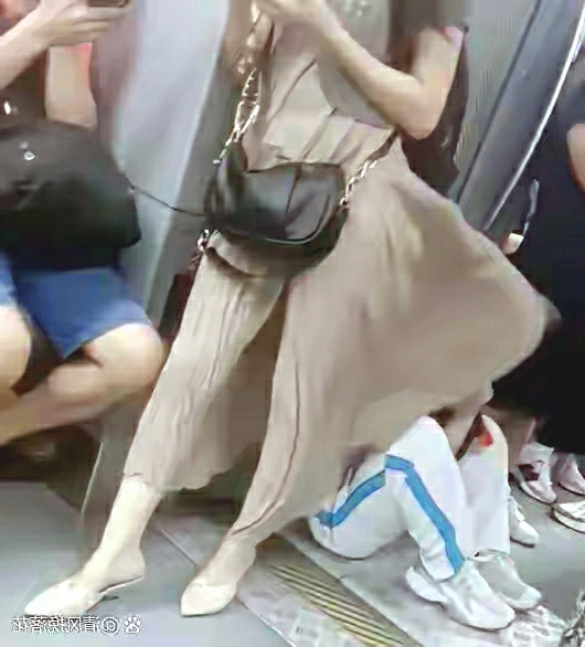 心疼后面白裤子阿姨，
脑瓜子嗡嗡的