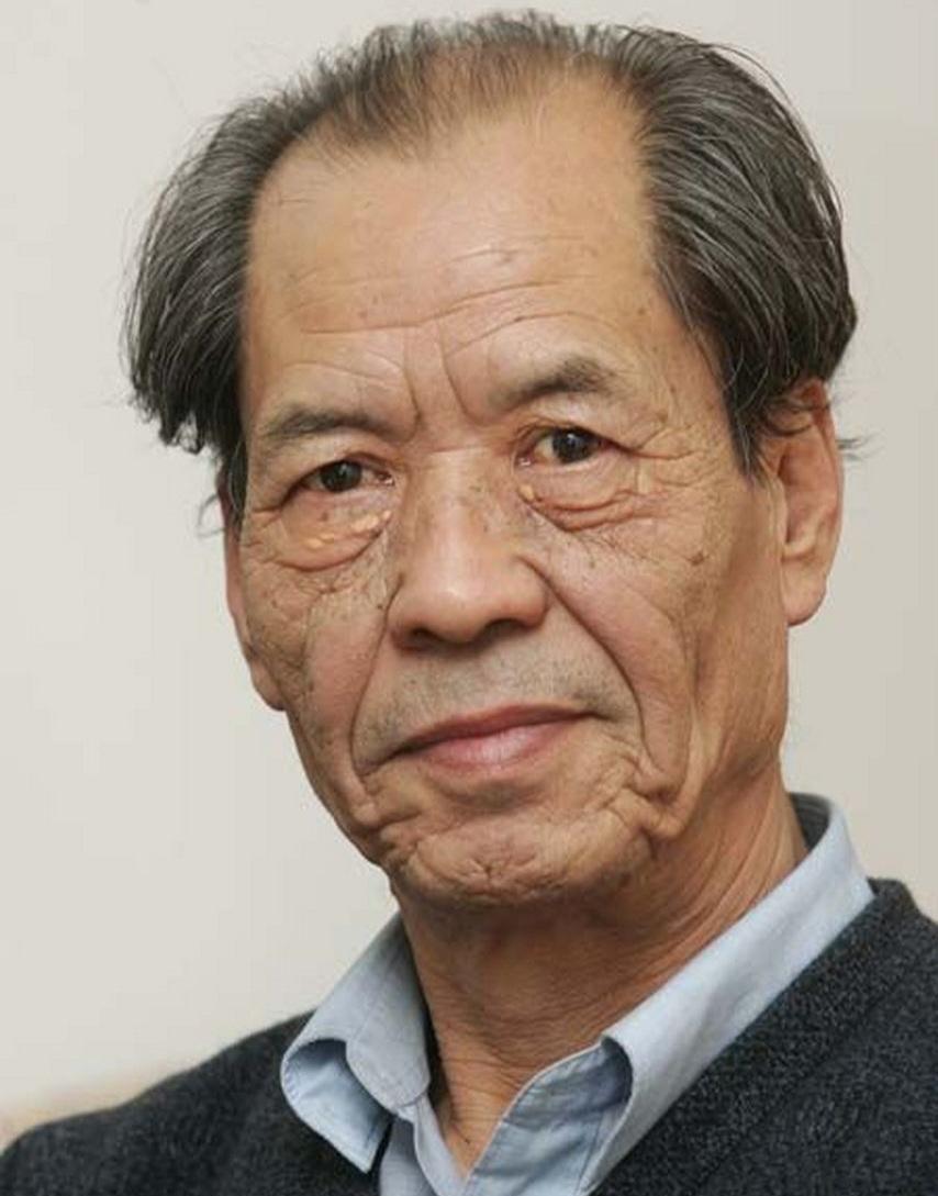 1993年，6年没有收入的陈忠实在家闲坐。突然一通电话打来，接完电话后，整个人瘫