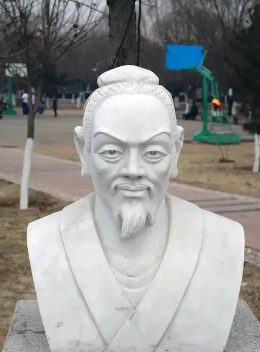 读《孤愤》，仿佛能触摸到韩非子那颗悲愤的心。他笔下，智术与能法之士，因明察矫奸，