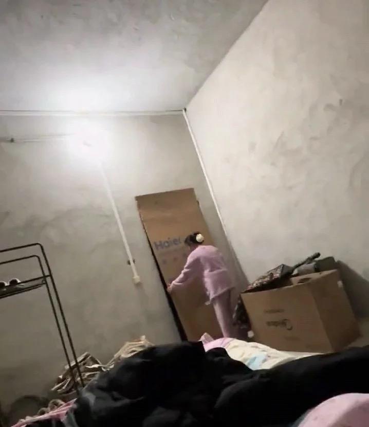 我想娶她，她说没门，我应该给他按一个门？