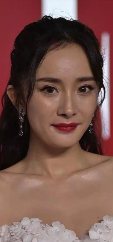 纯无美颜无滤镜，实打实的生图，杨幂太抗打了！

妥妥的美人胚子，谁黑都不好使，就