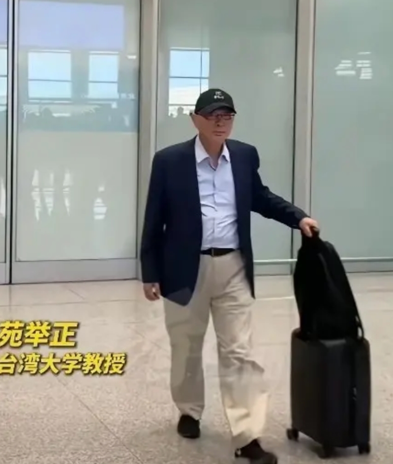 媒体报道，苑举正已于昨晚到达北京，
他是被邀请的观礼人员！老帅头的心态要崩了，天