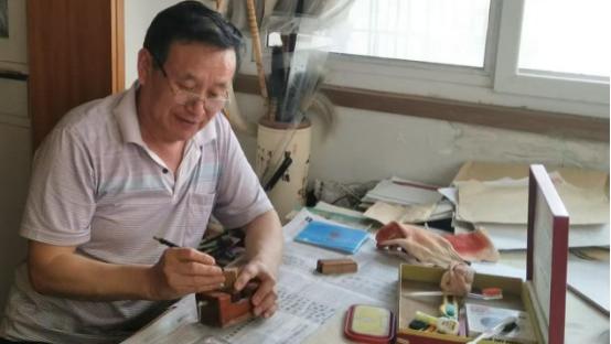 郑文栓：金融与笔墨交织的双轨人生