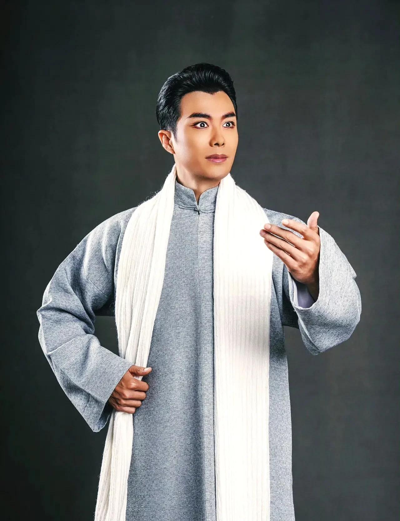 终于有一位可以和王心刚媲美的“杨晓冬”出现了！
六十年代，著名电影演员王心刚在影