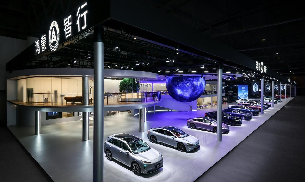 2025成都国际车展上，鸿蒙智行交出了一份惊艳答卷——旗下问界、智界、享界、尊界