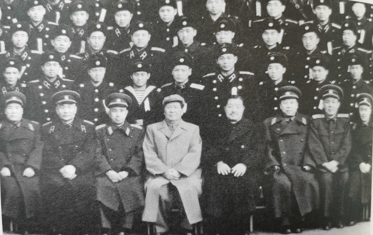 1957年海军盛会，毛主席亲切接见与会代表，并和大家合影留念。左边有海军司令员萧