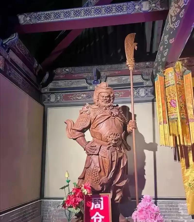 周仓这个人根本不存在，但成都武侯祠里面竟然有他，这是为什么呢？
有人说，史料上没