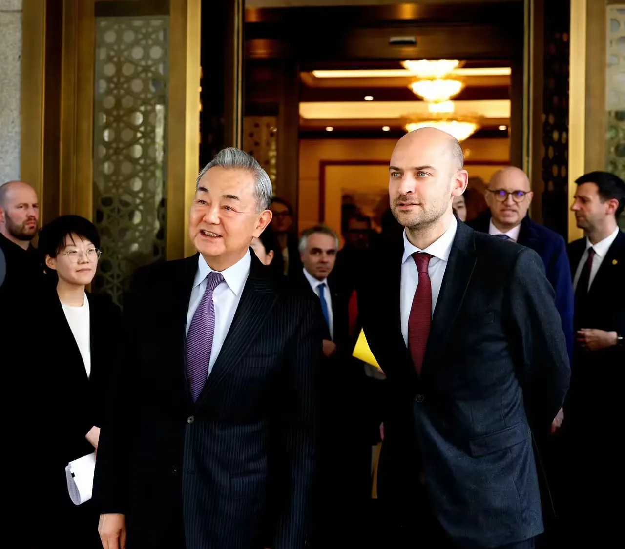 中法外长会谈达成重要共识











世界怎么了？法国外长千里迢迢来到