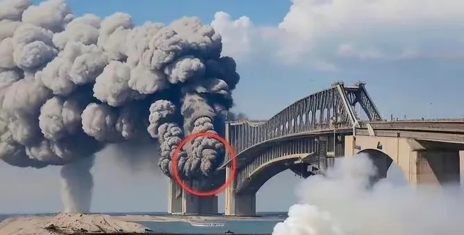 凌晨4点44分，刻赤海峡传来一声震耳欲聋的爆炸，克里米亚大桥再次成为焦点。

