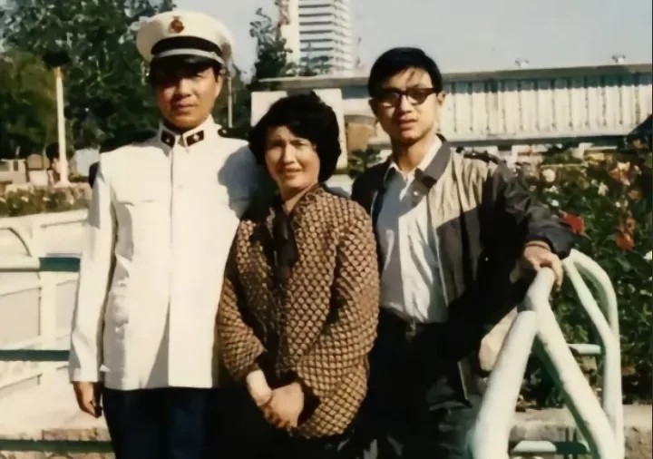 90年代，汪峰和父母的一张温馨留影，彼时的汪峰才十九岁，身姿挺拨文艺范十足