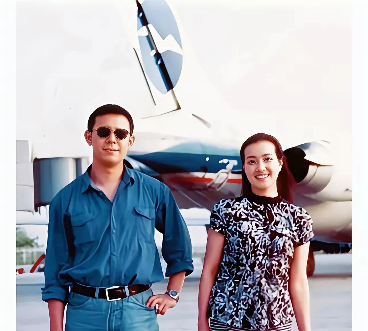 1992年那张热恋照里，姜文酷得像块带棱角的石头，浑身是桀骜的帅；刘晓庆则亮得像