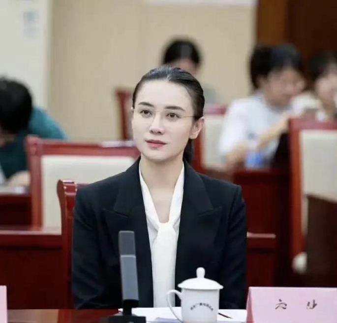 也难怪关晓彤会看不上鹿晗了！
当初跟鹿晗在一起，一是看上了他的颜值，二是看上了他
