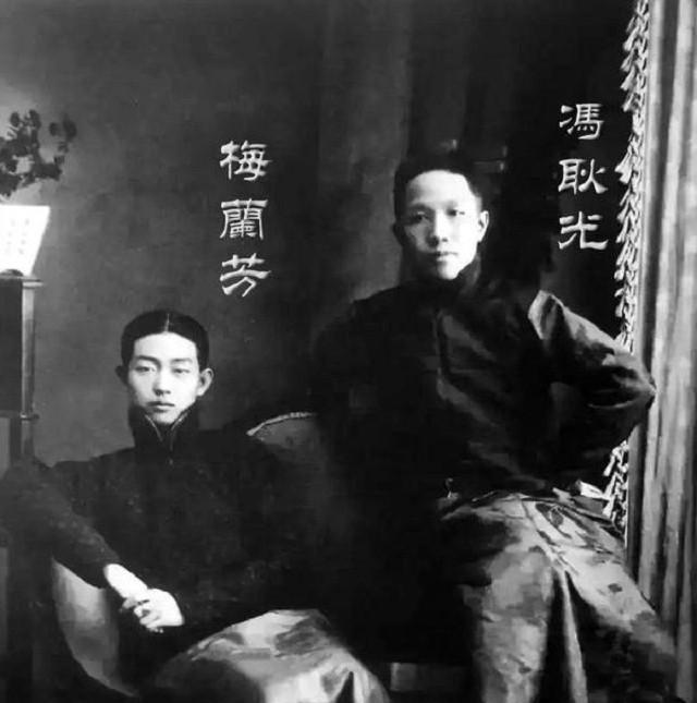 戏子在古代给权贵卖艺又卖身都是惯例，像梅兰芳都是被冯耿光，从堂子赎出来的，甚至不