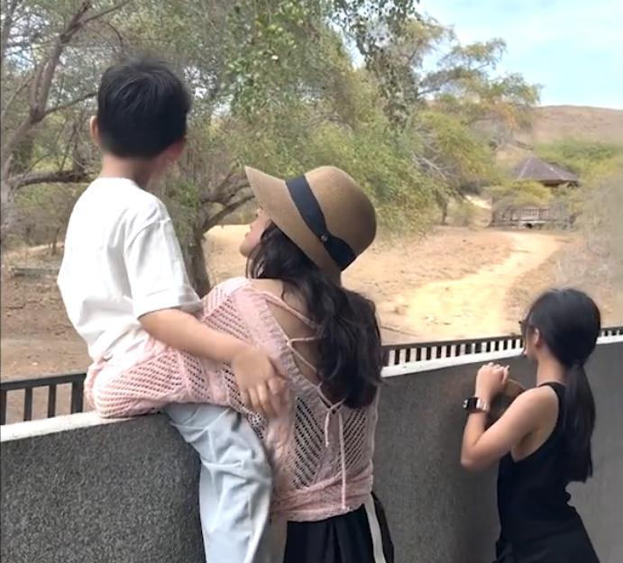 章子怡与两个亲生的孩子过七夕，保护儿子不让露面。与汪峰离婚后，章子怡没急着脱单，